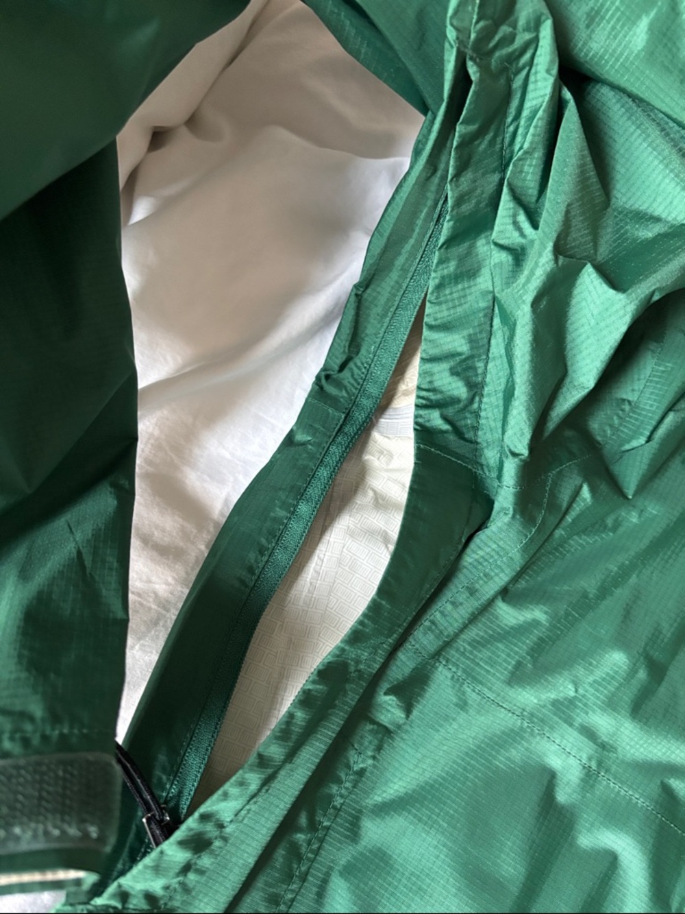 Patagonia Men’s Emerald Green Hooded Rain Jacket - Picture 4 of 6